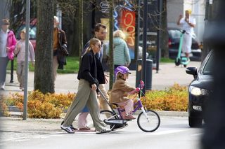Tak Kasia Tusk spędza czas z mężem i córeczkami. Uwagę przykuwa jeden szczegół [ZDJĘCIA PAPARAZZI]