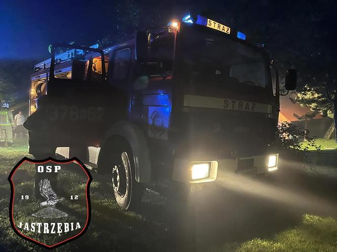 Potężny pożar w Kąśnej Dolnej. Ponad 50 strażaków gasiło płonący drewniany dom