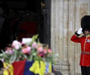 Trumna z Królową przybyła do Westminsteru