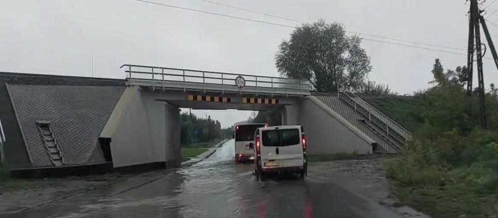 Zagrożenie powodziowe w Śląskiem. Zalane drogi, lokalne podtopienia w całym regionie