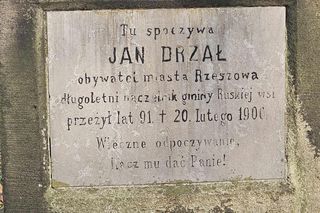  Co pisano na nagrobkach w minionych wiekach?