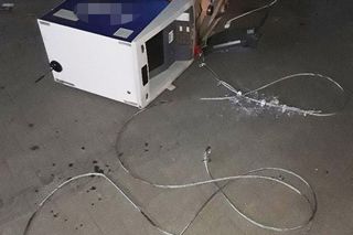 Łódź. Złodzieje próbowali okraść bankomat w Biedronce [ZDJĘCIA].
