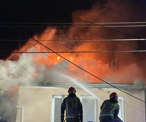 Nocny pożar w Falenicy. Strażacy walczyli z ogniem do rana