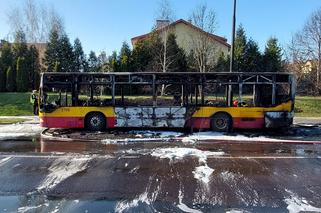 Autobus miejski spłonął doszczętnie na środku ulicy! Szok w Łodzi [ZDJĘCIA]