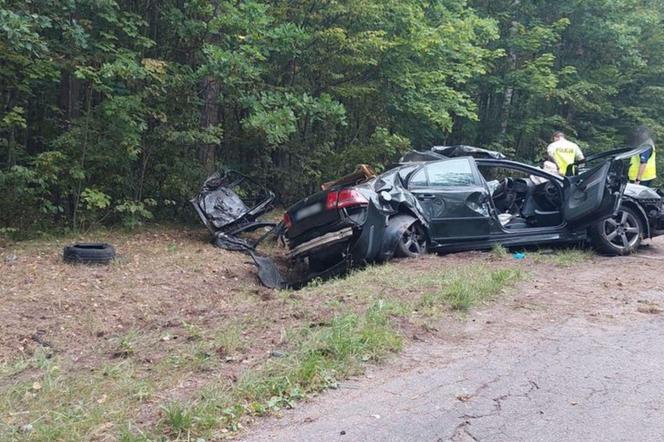 Tragiczny wypadek pod Mrągowem. Nie żyje dwóch młodych mężczyzn. Trzeci w szpitalu