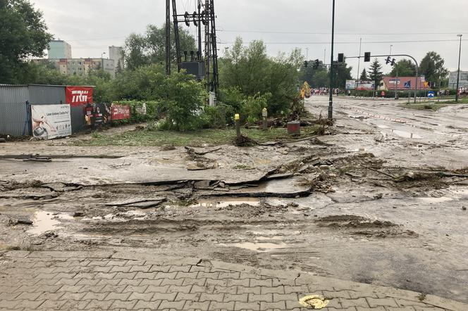 Zniszczone skrzyżowanie ulicy Grabowej i Barskiej