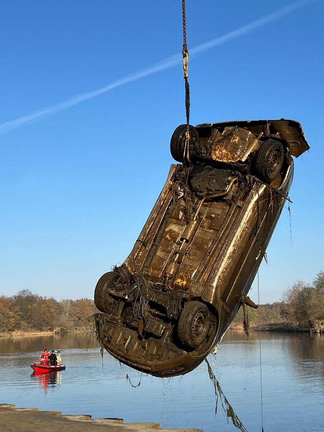 Wypadek we Wrocławiu. Auto wjechało do Odry. Wyciągnięto je po 3 miesiącach [ZDJĘCIA].