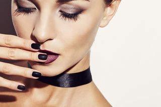 Manicure tytanowy krok po kroku. Wady i zalety paznokci tytanowych