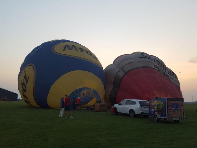 ​Nocny pokaz balonów na lotnisku w Lesznie. Wiatr był za mocny