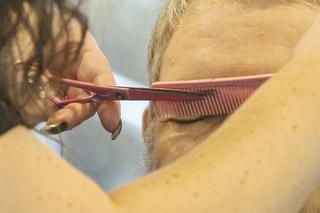 Karol Karski w salonie urody