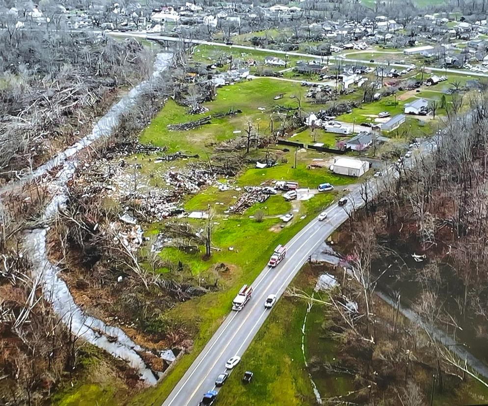 „Eksplozje błyskawic”. Niszczycielskie tornado nawiedziło USA