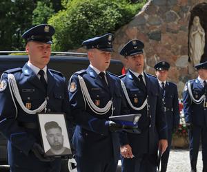 Policjant Arkadiusz zginął tragicznie.  Przez huk salwy na pogrzebie przedarł się łamiący serce szloch