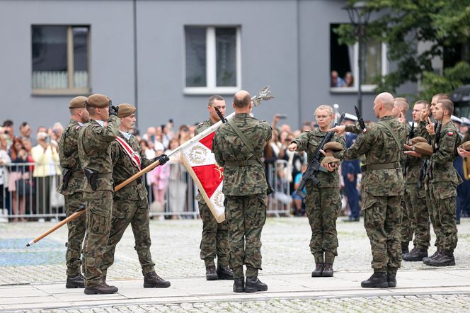 Przysięga wojskowa w Sosnowcu. Żołnierze przedefilowali przez miasto