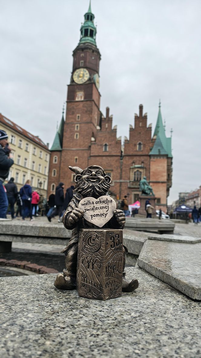 Krasnal WOŚPEK odsłonięty we Wrocławiu. To szef sztabu krasnali 