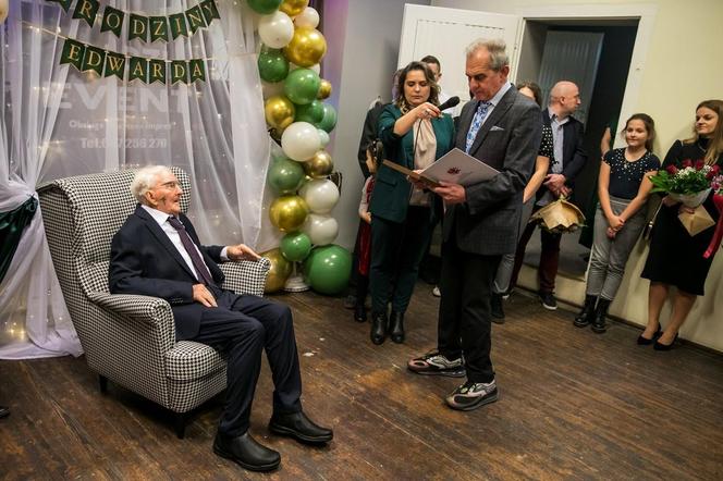 Walczył w II wojnie światowej i uciekał przez wiele lat. Życie pana Edwarda to gotowy scenariusz na film! [ZDJĘCIA]