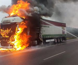 Ogromny pożar tira w Jeleniej Górze. Kłęby dymu nad obwodnicą 