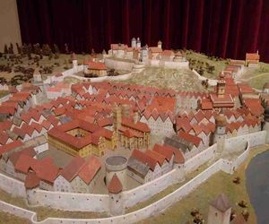 O tym mieście mówią mała Praga. Twierdza, podziemia i najstarszy kamienny most 