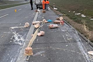 Siódemka jak wielki kebab. Rozrzucone mięso na S7 po wypadku chłodni