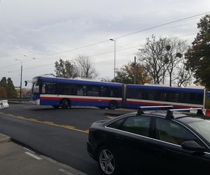 Autobusy (ledwo) przeciskają się przez torowisko przed mostem Bernardyńskim. Czy nie mogłyby zawracać na rondzie? 