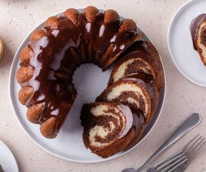 Efektowna babka papieska oczaruje smakiem. Prosty przepis bez drożdży i wyrastania 