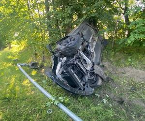 20-latek stracił panowanie nad BMW, wypadł z drogi i dachował