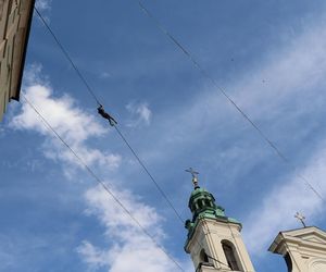 Spacerują po linach nad głowami przechodniów. Trwa Urban Highline Festival