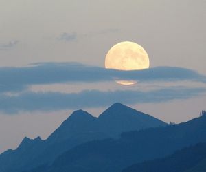 Dziś w nocy koniecznie spójrz w niebo. Superksiężyc to nie tylko wspaniałe zjawisko. Jak wpływa na nasze samopoczucie?