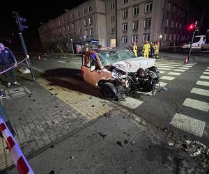 Kraków. Kraksa osobówek w Nowej Hucie. Auto staranowało słup