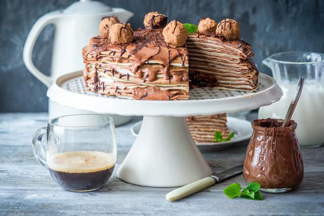 Tort naleśnikowy z nadzieniem z czekolady i amaretto: przepis na pyszny deser!