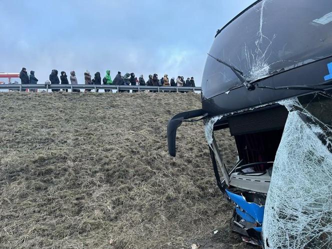 Autokar staranował barierki i spoczął w rowie. 65 pasażerów utknęło na autostradzie A4