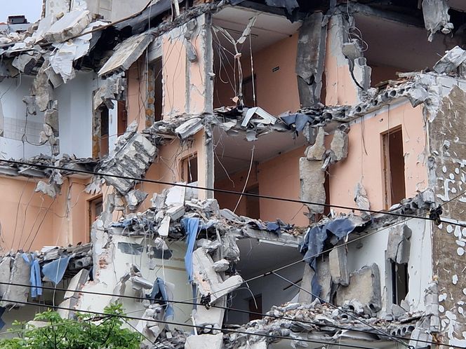 Tak znikał popularny biurowiec. Teraz powstaną tu apartamenty i mieszkania