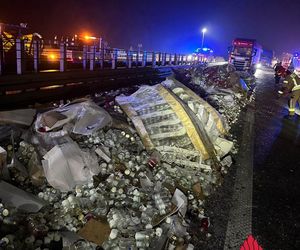 Wypadek pod Toruniem. Znicze wysypały się na drogę