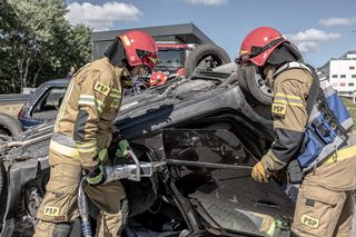 Dwa rozbite samochody i wiele poszkodowanych osób. Tak wyglądała specjalna akcja przed krakowskim szpitalem 