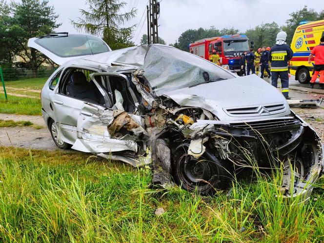 Wypadek dwóch osobówek i ciężarówki w Dąbrowie Górniczej 