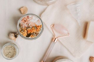 Wiosenno-letni reset w kosmetyczce. Co zmienić w pielęgnacji skóry, gdy robi się ciepło?