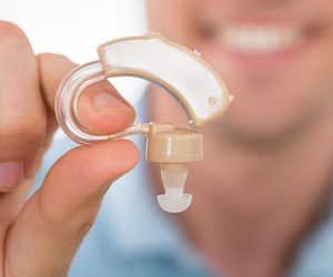 Aparat słuchowy: jak działa i komu przysługuje? Rodzaje aparatów słuchowych