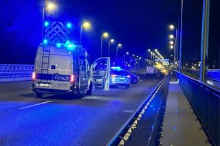 Pchał opla na Moście Północnym, citroen huknął w niego aż spadły mu buty. 24-latek w stanie krytycznym