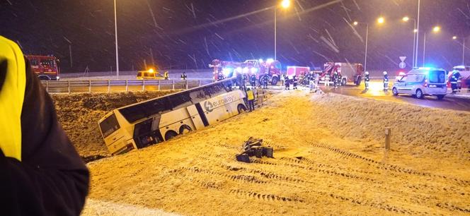 Tragedia na autostradzie A4. Autokar runął do rowu. Zginęła 1 osoba, jest 9 rannych! [ZDJĘCIA]