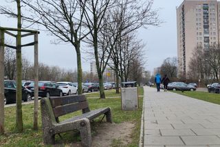 Zapadające się ławki na warszawskim Ursynowie (marzec 2025)
