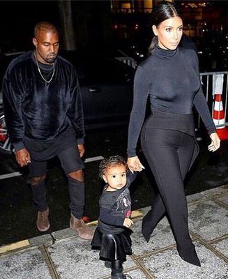 PIERWSZE KROKI DZIECKA: córeczka Kim Kardashian uczy się chodzić!