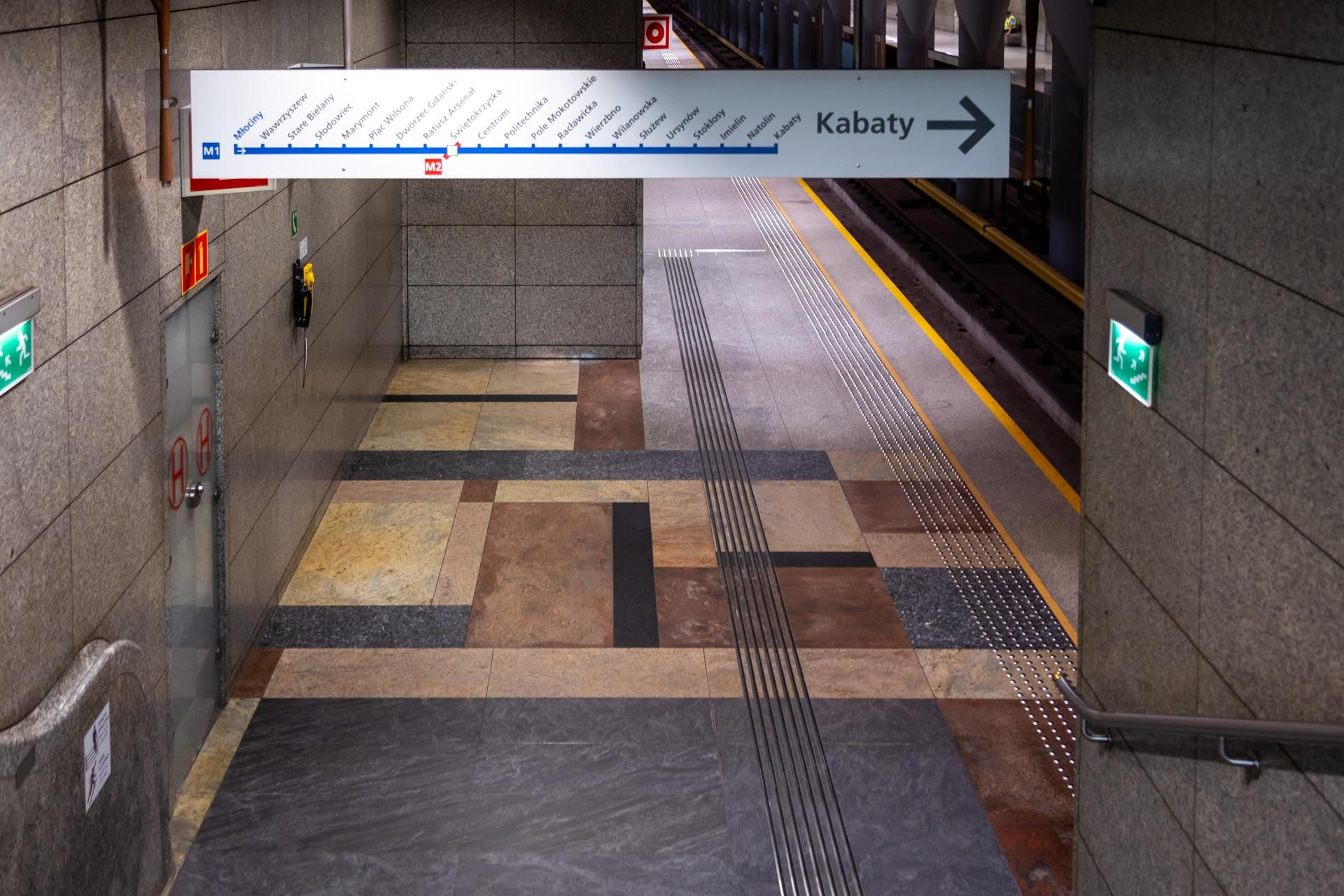 Horror w metrze w Warszawie. Szyba spadła na pasażerkę