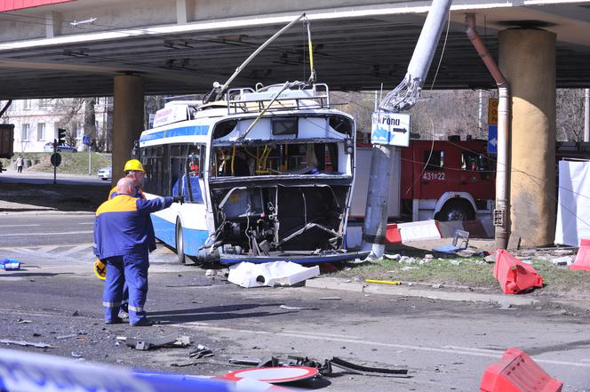 GDYNIA - ZDJĘCIA: Zderzenie TIRA z TROLEJBUSEM. 1 osoba NIE ŻYJE, 11 jest RANNYCH