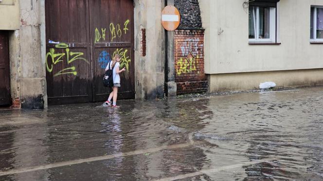 Nawałnica nad Gnieznem. Miasto zalały strumienie wody po ulewie i gradobiciu [ZDJĘCIA].