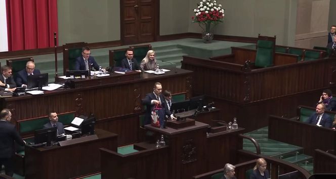 Poseł Berkowicz przekazał Tuskowi spodnie