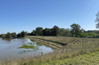 Stan na godz. 12. Na miejscu trwa koszenie wałów 