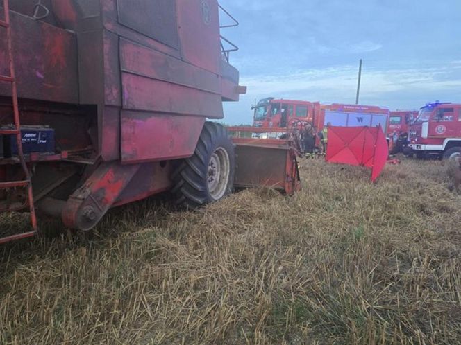 Śmiertelny wypadek na polu pod Chojnicami. Ojciec potrącił kombajnem 29-letniego syna [ZDJĘCIA]
