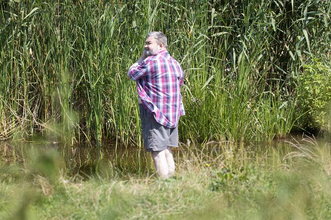 Karol Karski. Kupił flaszkę i odpoczął nad Świdrem