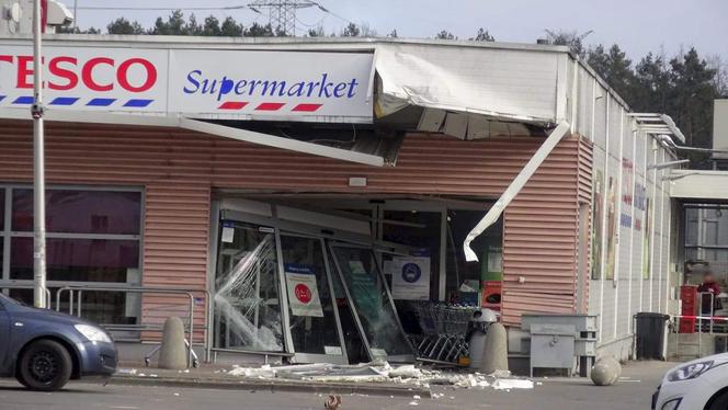 Ukradli koparkę, rozwalili bankomat i zniknęli z kasą 