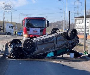 Dachowanie samochodu w powiecie raciborskim. Droga jest nieprzejezdna