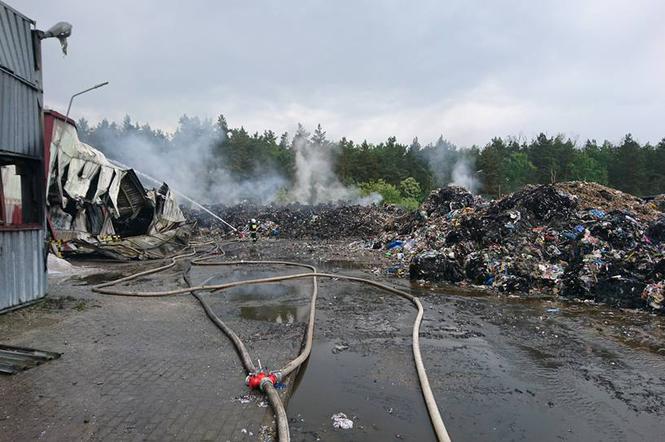 Pożar składowiska odpadów w Łabiszynie [ZDJĘCIA]
